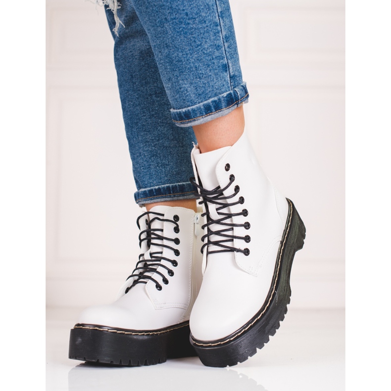 Női fehér Shelovet táskák az emelvényen felfűzve 1