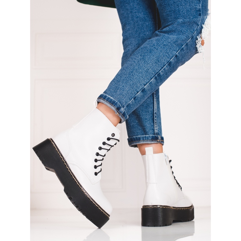 Női fehér Shelovet táskák az emelvényen felfűzve 2