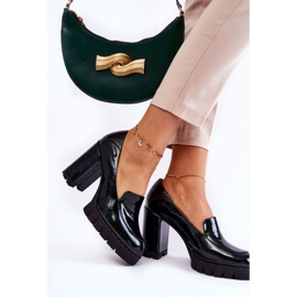 Divatos lakkozott szivattyúk egy hatalmas zöld Margott platformon 2