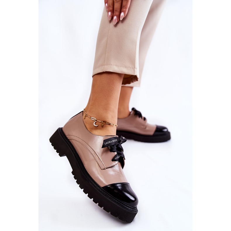 Lakkozott fűzős cipő Laura Messi 2441 bézs barna 1