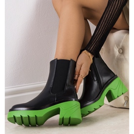PA1 Fekete bokacsizma a zöld Torrela platformon 1