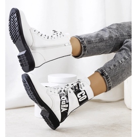 Feliratokkal díszített fehér tornacipő 1