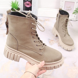 Női velúr munkások bézs színű szigetelt emelvényen, T.Sokolski 1