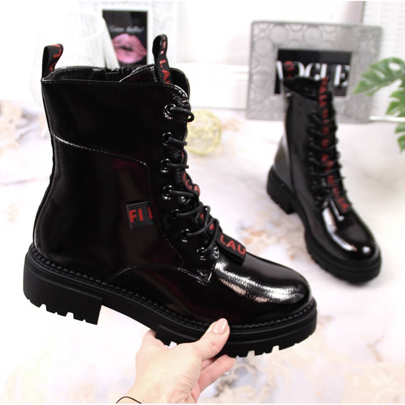 Női fekete lakkozott hőszigetelt csizma Laura La.Fi 1