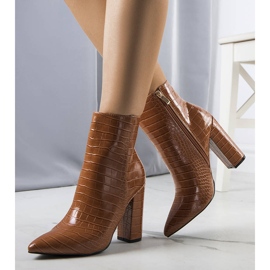 BM Barna bokacsizma a Lira poszton 1