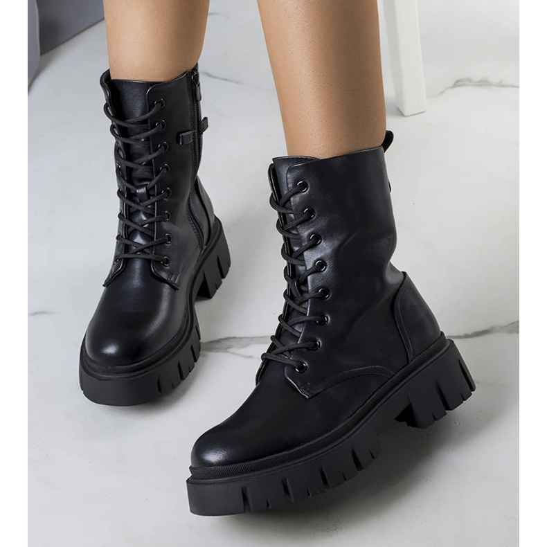 BM Fekete csizma masszív Darius talpon 1