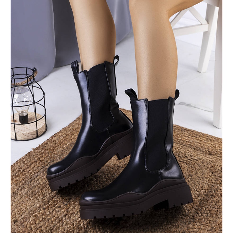 BM Fekete csizma barna Jadiel talpon 2