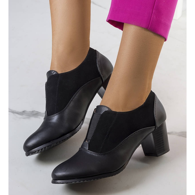 BM Fekete fűzős cipő a Corder oszlopon 1