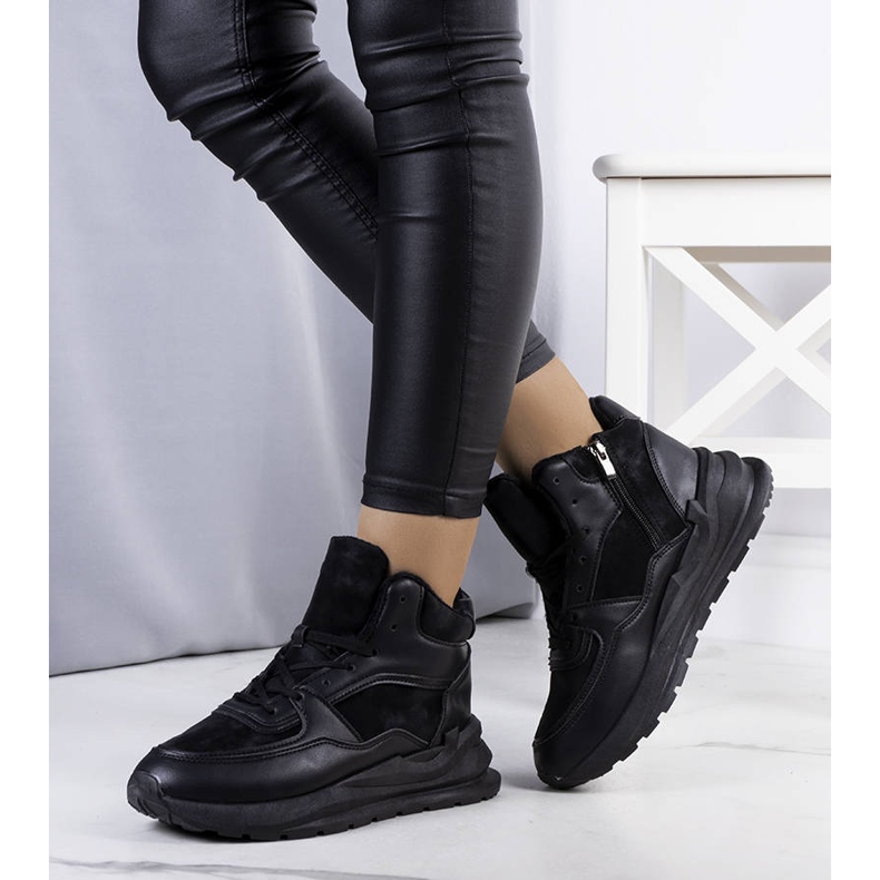 BM Fekete szigetelt tornacipő a Malverntől 1 BM Fekete szigetelt tornacipő a Malverntől 1