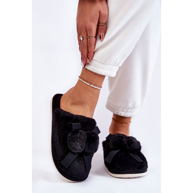 Női fekete Castello szőrme papucs pomponokkal 1 Női fekete Castello szőrme papucs pomponokkal 1