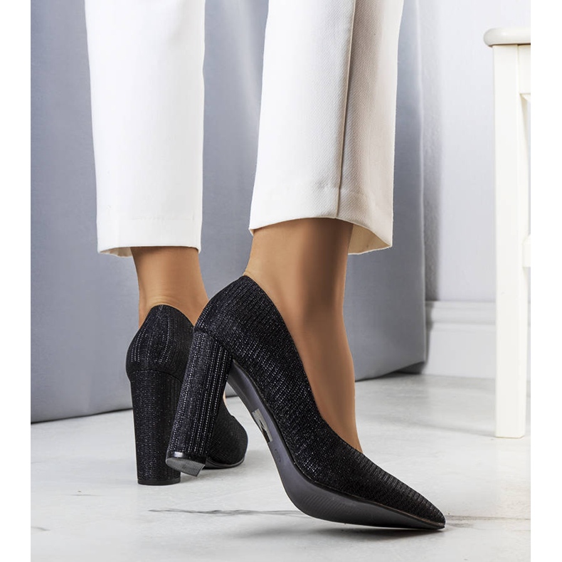 PA1 Fekete pumpák a Theiss poszton 1