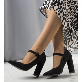 BM Fekete pumpák Kaiser szíjjal 1