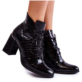 PA2 Fekete lakkozott női csizma sarkon 1