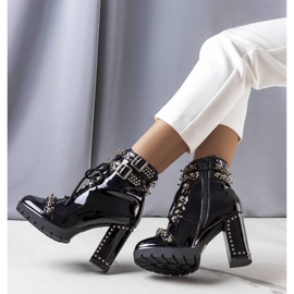 BM Fekete lakkozott csizma a Goyo márkától 2