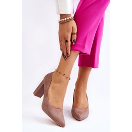 Velúr pumpák divatos bézs Estellia sarkú cipőn 1