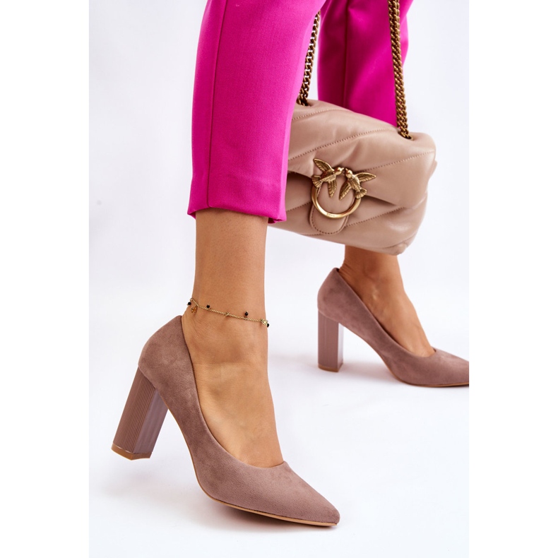 Velúr pumpák divatos bézs Estellia sarkú cipőn 2