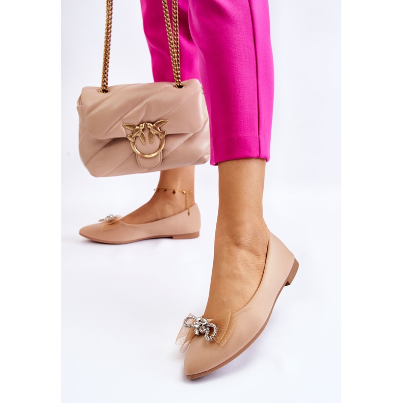 Női hegyes balerinák dekoratív masnival, sötét bézs fényű 2