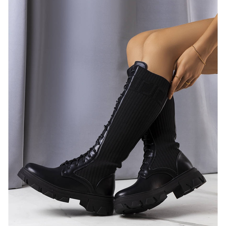 BM Fekete fűzős csizma a Montis márkától 1