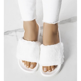 PA1 Fehér csúszkák elefántcsont bundával 1