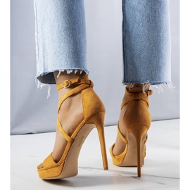 PA1 Magas sarkú teve szandál a Dorian márkától barna sárga 1