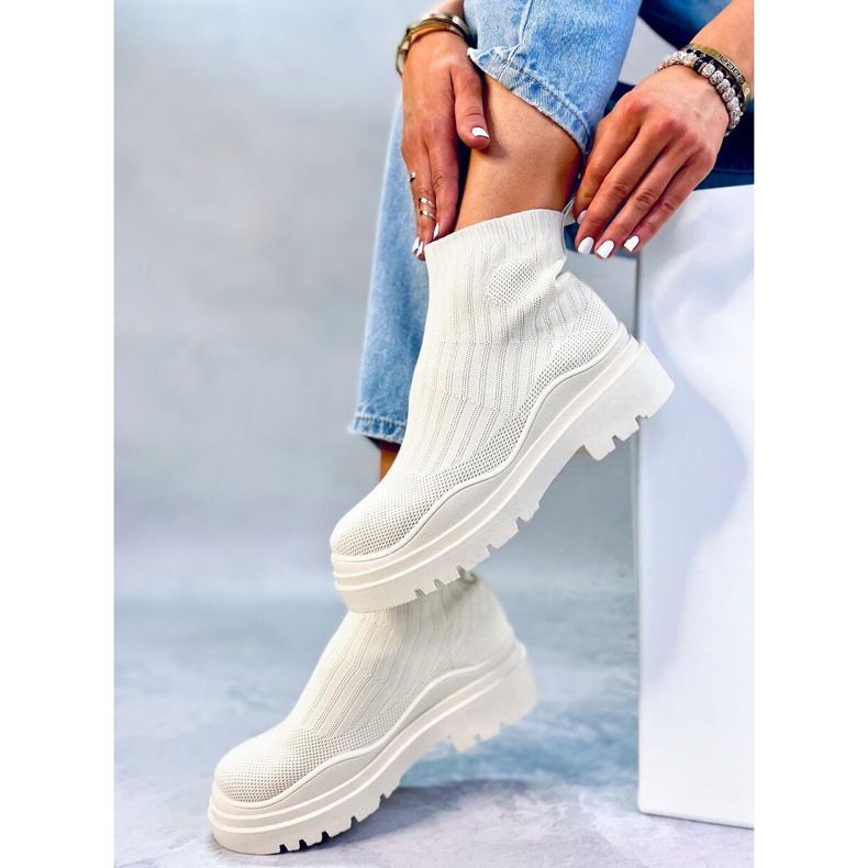 BM Marja bézs színű rugalmas bokacsizma 2