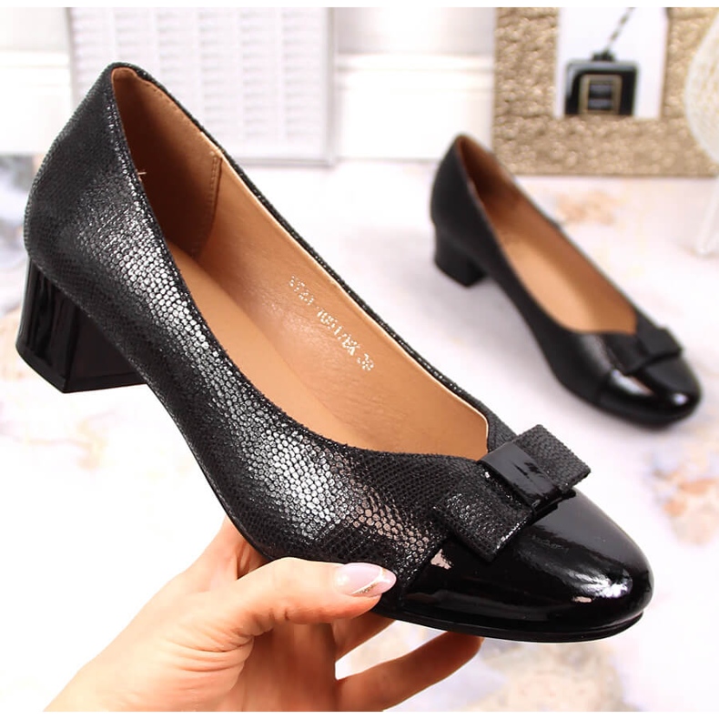 Női fekete magassarkú pumpák Vinceza 10517 1