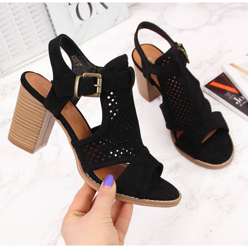 Fekete eVento oszlopra épített női szandál 2