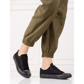 Klasszikus fekete női tornacipő 1