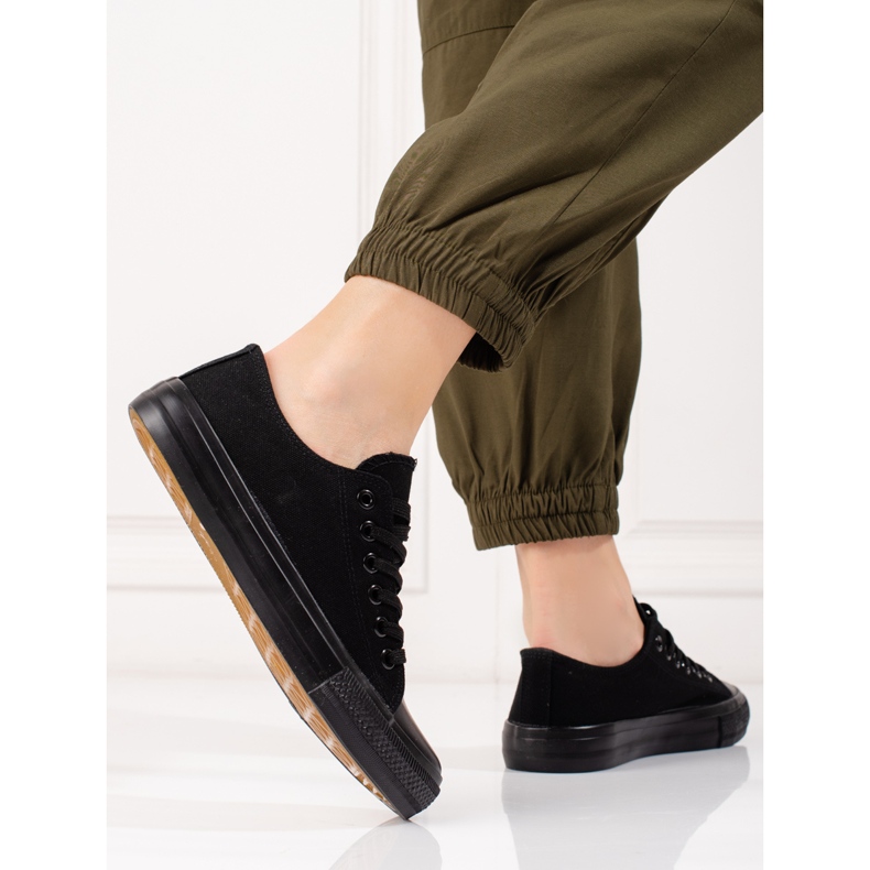 Klasszikus fekete női tornacipő 2