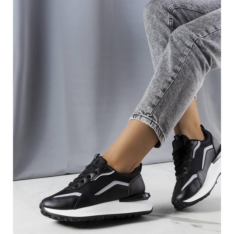 Fekete tornacipő az Ada platformon 1