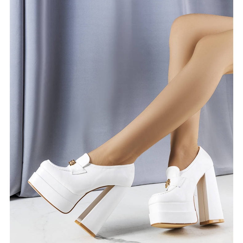 Fehér pumpák egy vaskos blokkon Janie-től 1 Fehér pumpák egy vaskos blokkon Janie-től 1