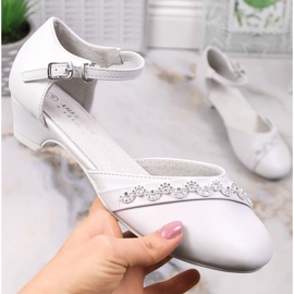 American Club lányok elsőáldozási balerinája fehér sapkán 1