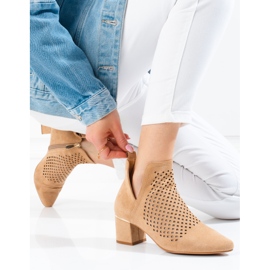 Áttört női csizma alacsony Vinceza bézs színű sarkon 1