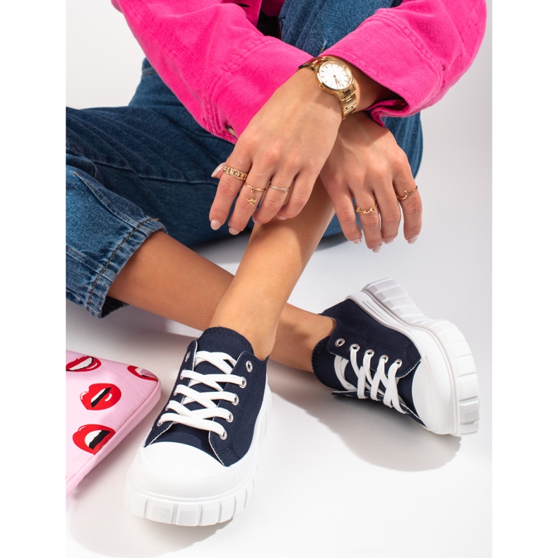 Shelovet női sötétkék tornacipő az emelvényen 1