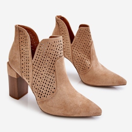 Divatos velúr áttört magassarkú csizma bézs Genevi 1 Divatos velúr áttört magassarkú csizma bézs Genevi 1