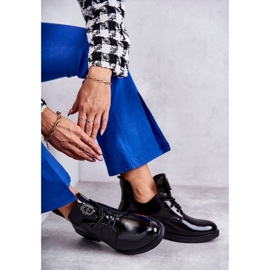 Vinceza Lakkozott fűzős csizma kivágásokkal Fekete Fabiana 3