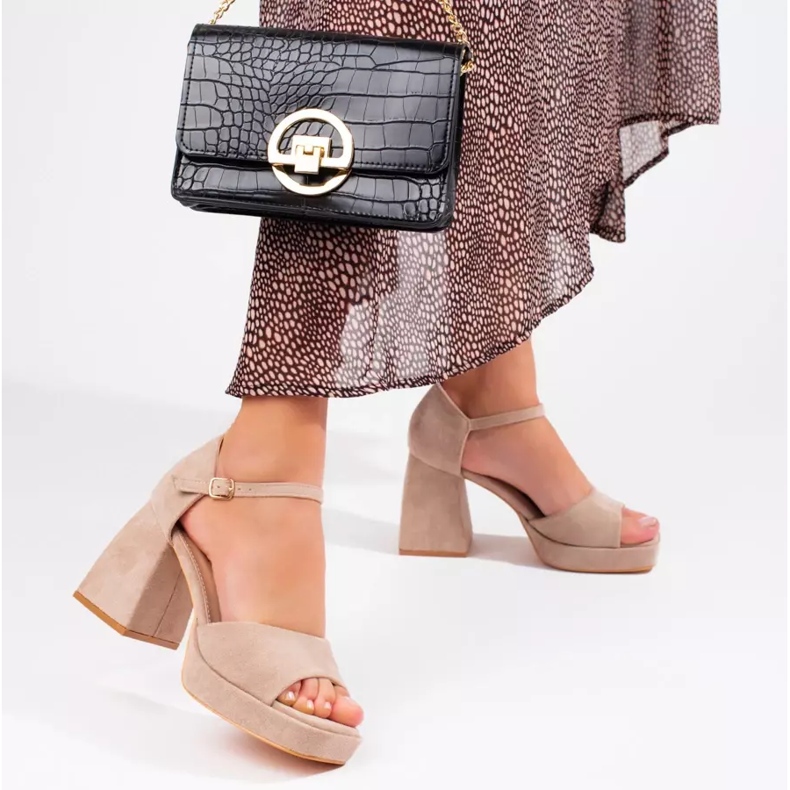 Vinceza bézs velúr blokk szandál 1