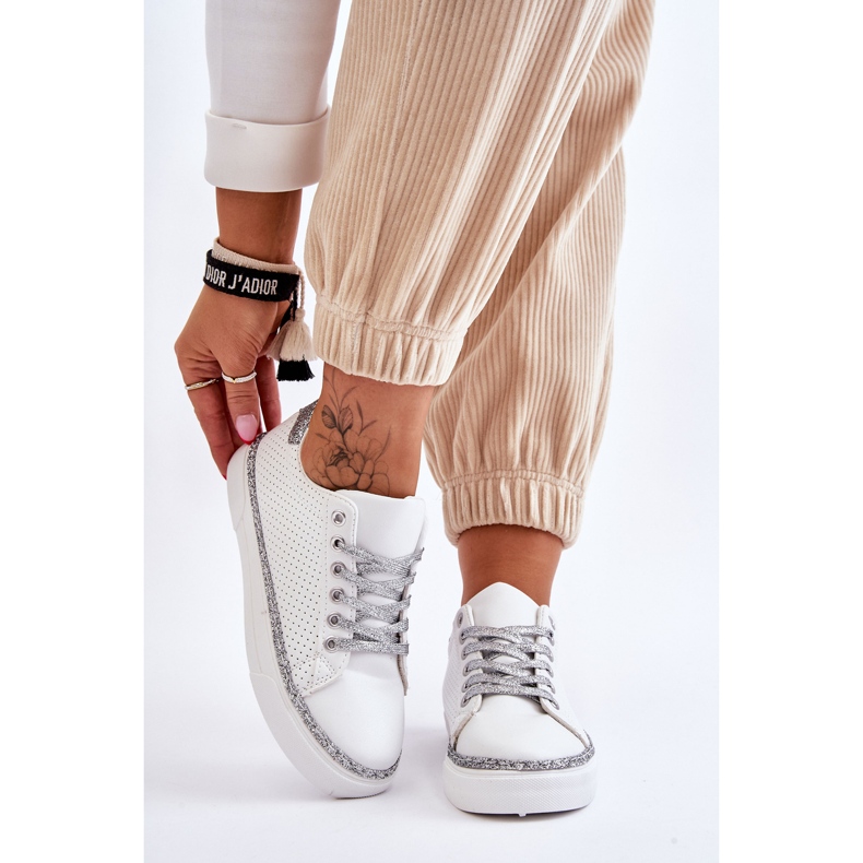 BM Női alacsony perforált tornacipő, fehér és ezüst Daxton 1