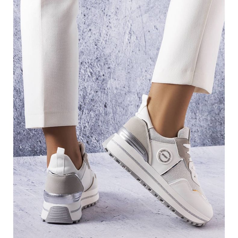 BM Fehér tornacipő csillogó betétekkel a Léves márkától 1