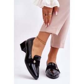 Vinceza Fekete lakkbőr alacsony sarkú pumpák Doria díszítéssel 1