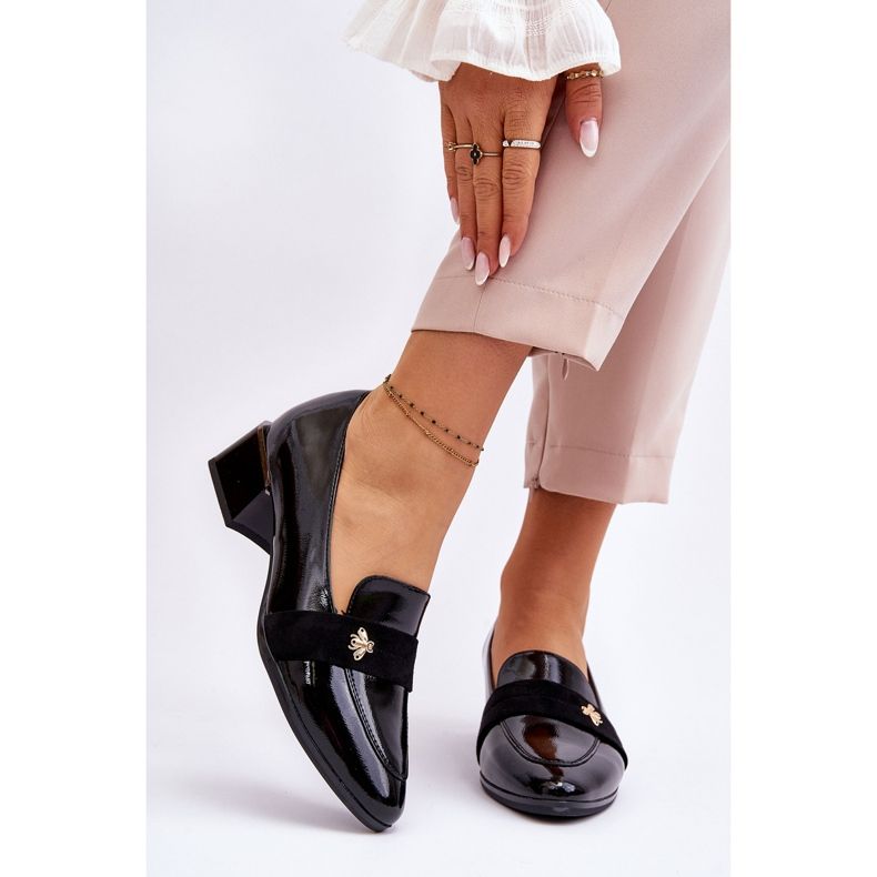 Vinceza Fekete lakkbőr alacsony sarkú pumpák Doria díszítéssel 1