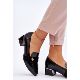 Vinceza Fekete lakkbőr alacsony sarkú pumpák Doria díszítéssel 2