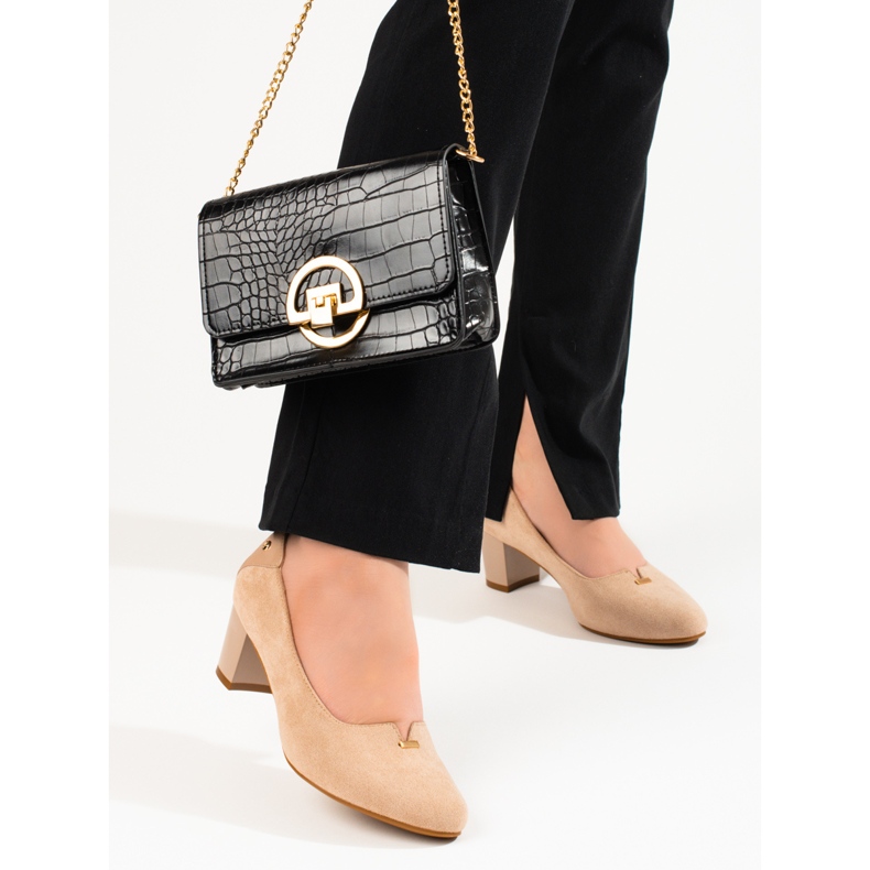 Elegáns velúr női pumpák Vinceza bézs alacsony sarkon 1