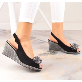 Velúr ékszandál kristályokkal Potocki W WOL137A fekete 2