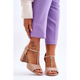 Vinceza Aniya bézs velúr magassarkú szandál strasszokkal barna 1