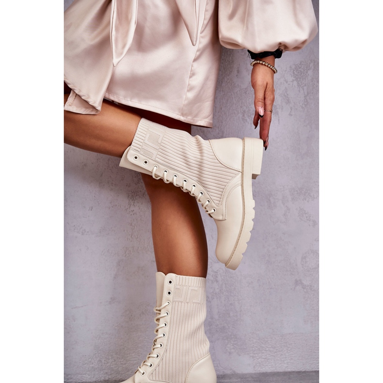 Bézs színű, lapos sarkú női bokacsizma 2