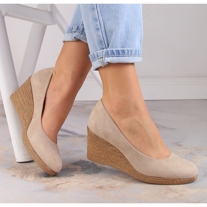 Női bézs velúr ékpumpák Potocki SZ12024 1