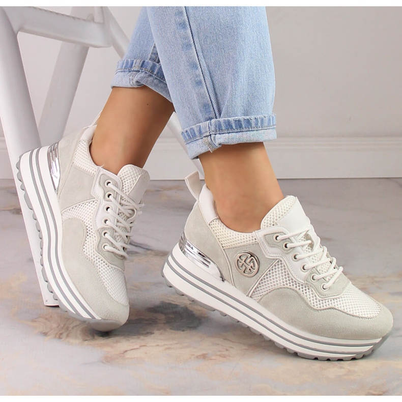 Női sportcipő a platformon fehér Potocki SZ12086 bézs 1