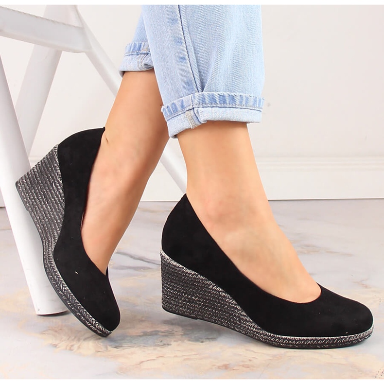 Női fekete velúr ékpumpák Potocki SZ12024 1