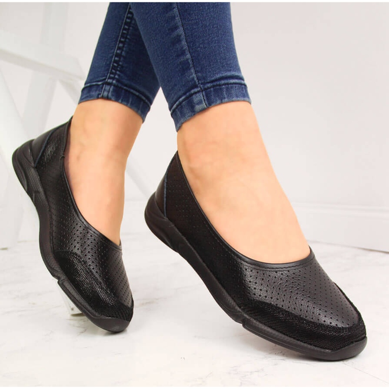 Női áttört bőr balerina fekete eVento 3621 2